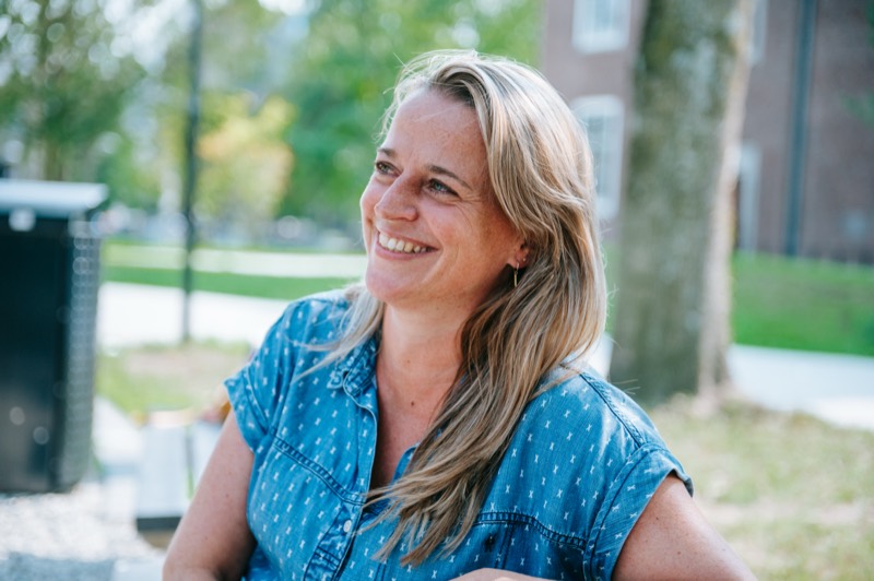 Marleen Flink lachend op een zonnige dag in het park